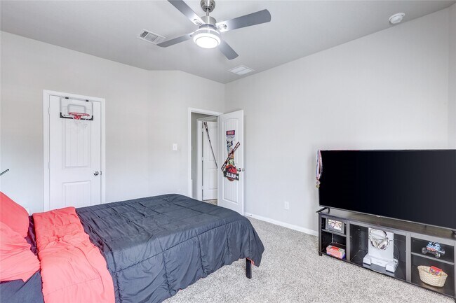 Building Photo - 22103 Regal Heights Dr