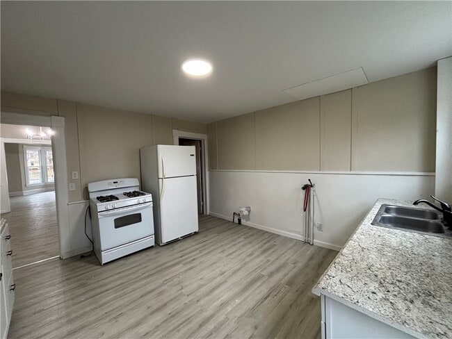 Building Photo - 626 Lewis St