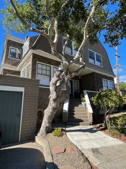 Separate entrance - 2631 Derby St