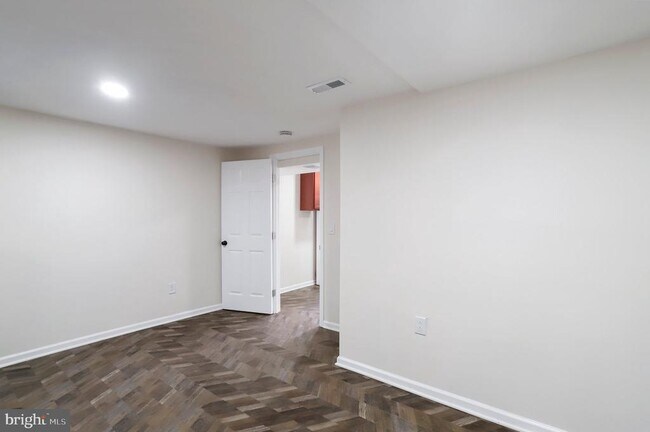 Building Photo - 5 Orchard Pl