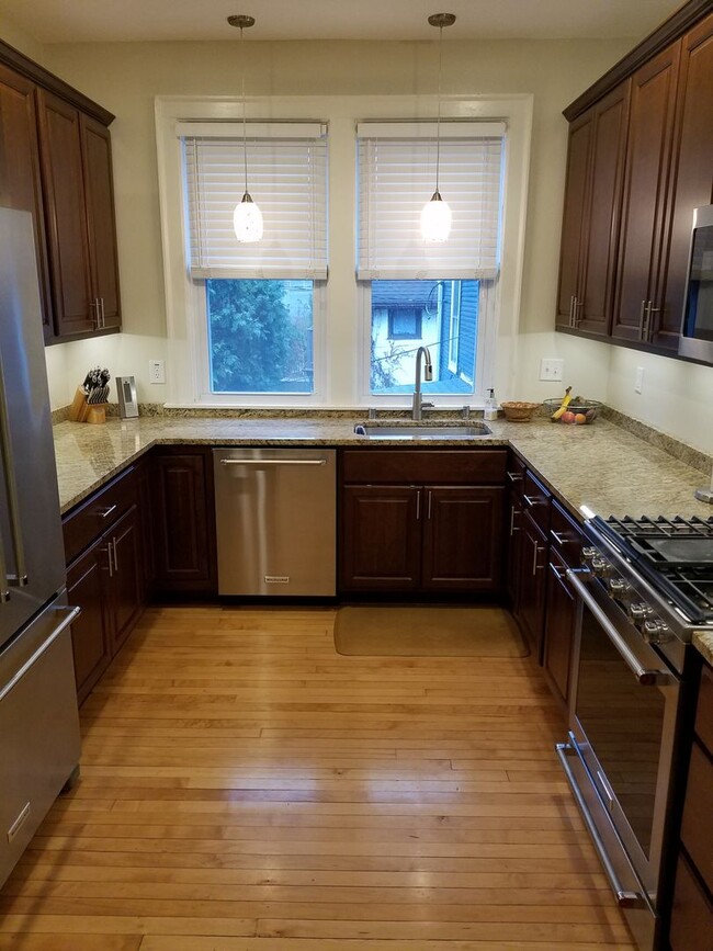 Building Photo - 3272 N Hackett Ave