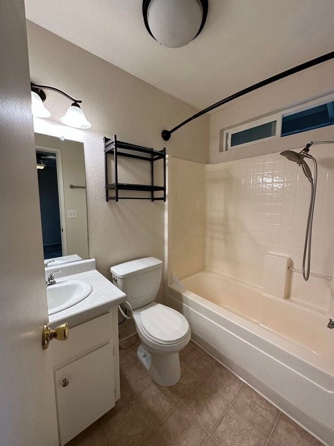 Building Photo - Cute well maintained home, convenient Anderson location