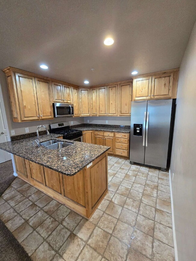 Building Photo - Centrally Located Condo with Garage!
