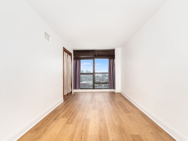 Building Photo - 1540 N La Salle Dr