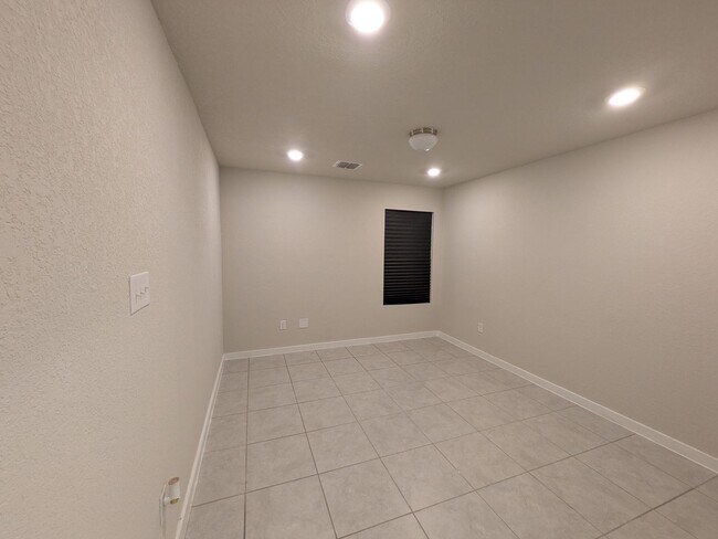 Building Photo - 1 story gem with quick access to Randolph!!