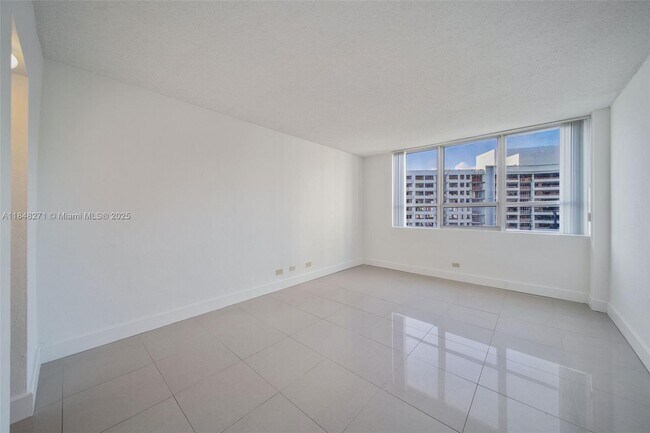Building Photo - 1500 Bay Rd