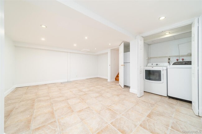 Building Photo - 6 Manor Dr