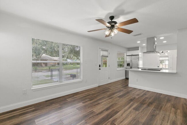 Building Photo - FULLY FENCED Home For Rent in St Petersburg!