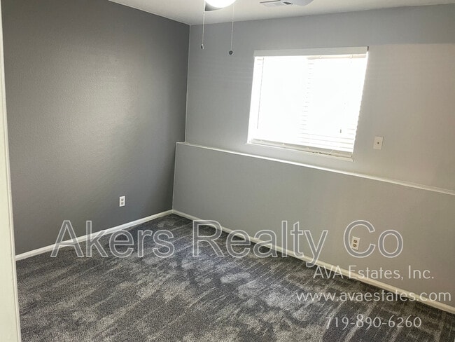 Building Photo - 733 E Laporte Dr