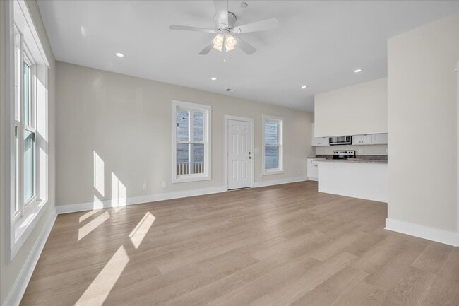 Building Photo - 195 Romney St