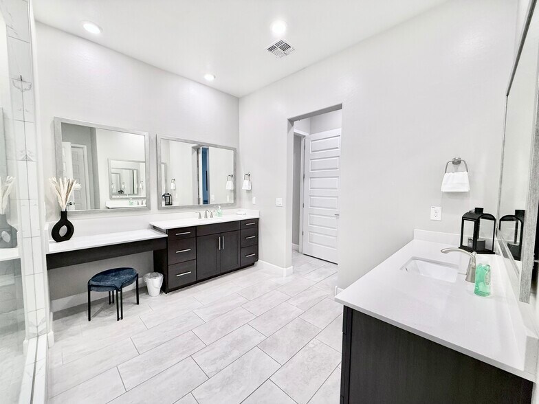 Building Photo - 2506 E Pleasant Ln