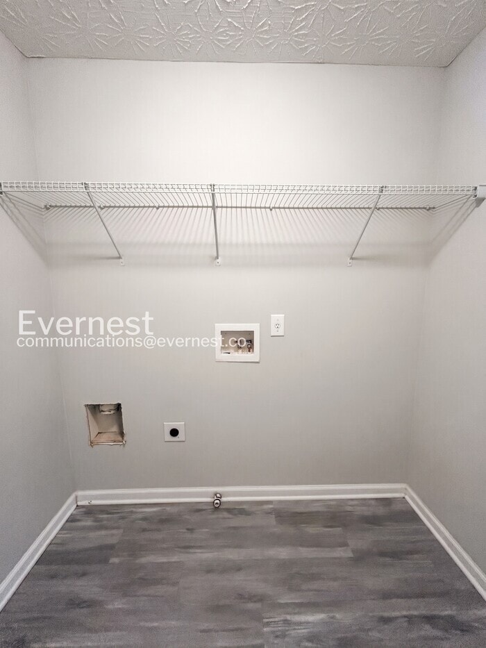 Building Photo - 6621 Waterton Ave SW