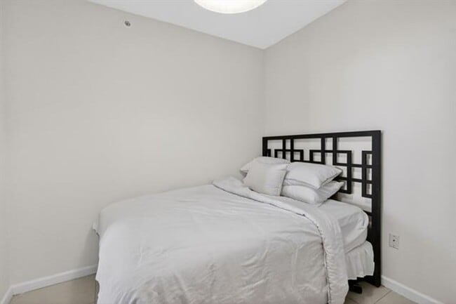 Building Photo - 9595 Collins Ave Ave