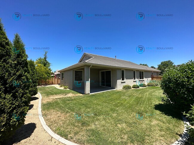 Building Photo - 3 Bedroom 2 Bathroom with Garage covered patio and beautiful yard!
