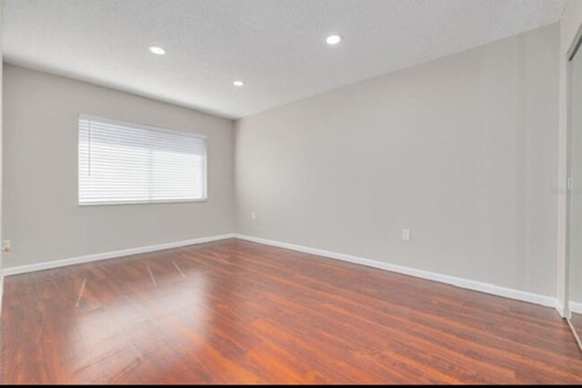 Building Photo - 2 Bedroom/1 Bathroom 2nd floor condo at Pa...