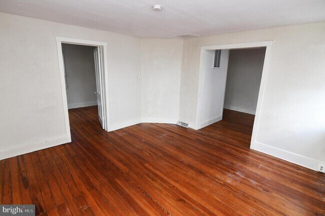 Building Photo - 122 E Monmouth St