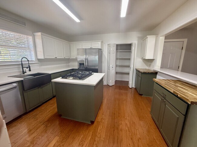 Building Photo - 627 W 2nd St