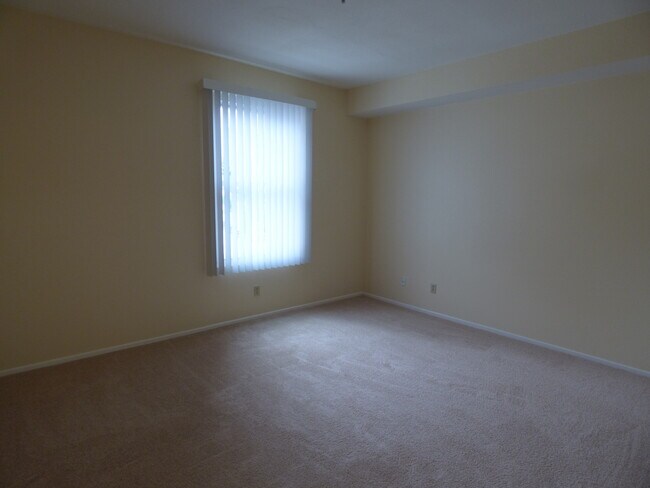 Building Photo - Spacious 2 Bedroom 2 Bath Condo in Bankers...