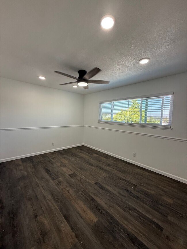 Building Photo - 4 bed, 3 bath pool home with RV access in West Simi Valley
