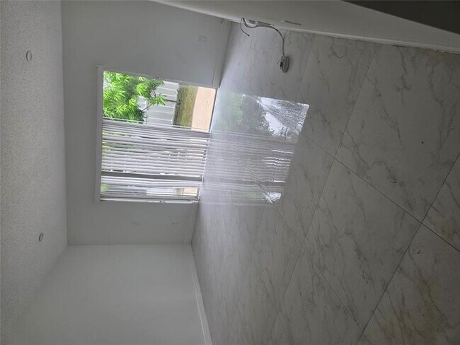 Building Photo - 7000 SW 39th Ct