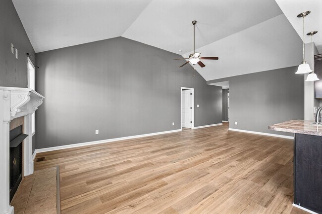 Building Photo - Pet Friendly Three Bedroom!