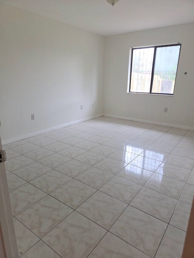 Building Photo - Fully Renovated 3BR/2BA Townhome with New Bathrooms & Fenced Yard