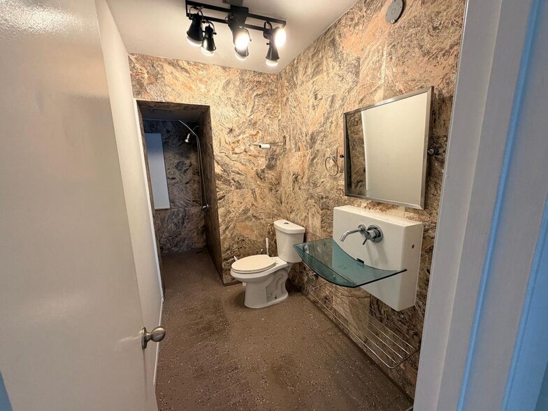 Building Photo - 1618 NE 33rd St