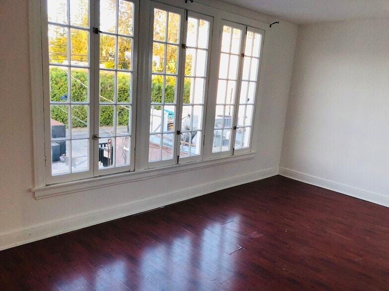 Building Photo - 7261 1/2 Melrose Ave