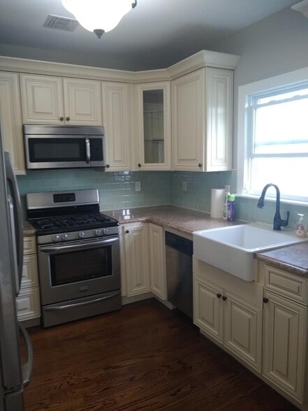 Kitchen - 747 Adams Ave