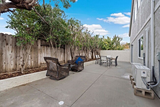 Building Photo - 6BD/4BA One Story Single Family House next...