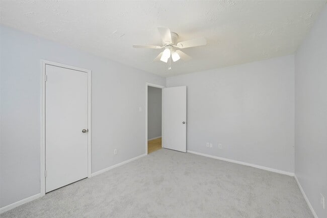 Building Photo - 21335 Park Mt Dr