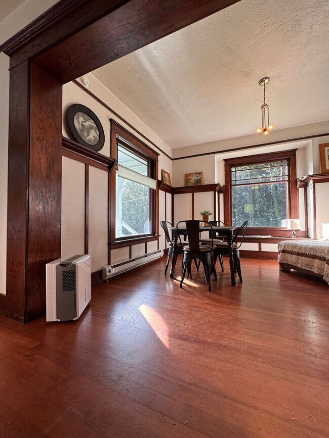 Building Photo - YOUR PACIFIC NORTHWEST RETREAT AWAITS! AV CHARGING STATION, GORGEOUS VIEWS, PRIVACY AND MORE!