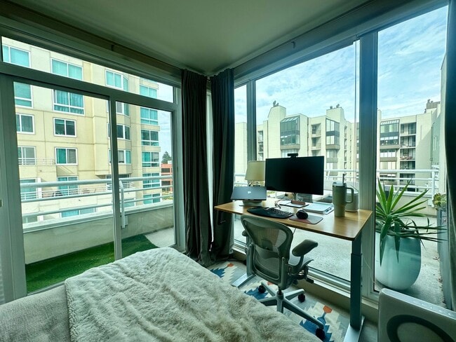 Building Photo - Luxury Corner 1BR/1BA Condo with Deck in t...