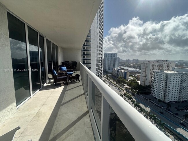 Building Photo - 1830 S Ocean Dr