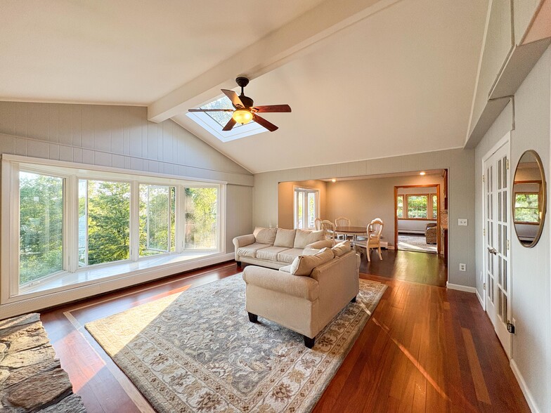 Building Photo - 421 Hemlock Point Dr