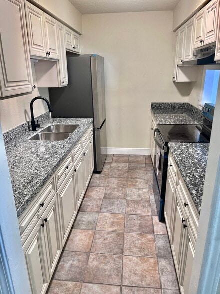 Kitchen - 705 Vouray Dr