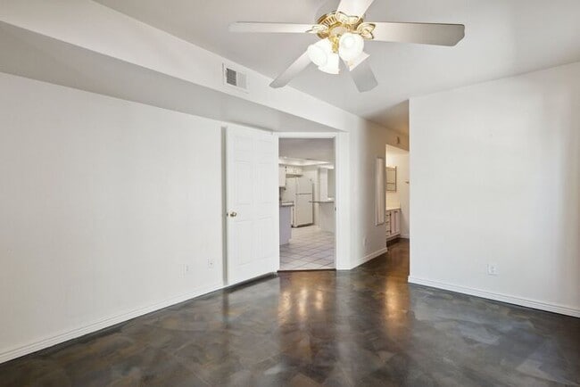 Building Photo - 205 N 74th St