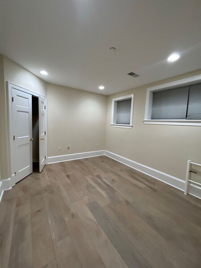 Building Photo - Updated 2 Bed / 2 Bath English Basement Condo in Dupont Circle