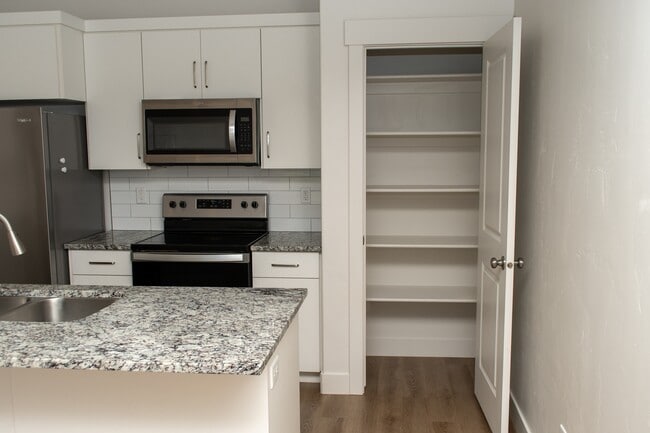 Building Photo - 418-1580 1580 E