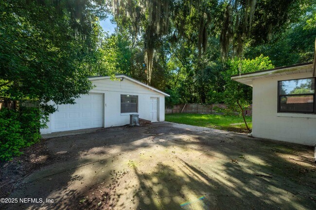 Building Photo - 777 La Marche Dr