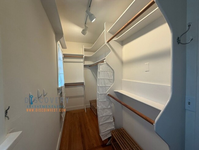 Building Photo - Lakeshore Craftsman with Detached Cottage and Versatile Bonus Rooms