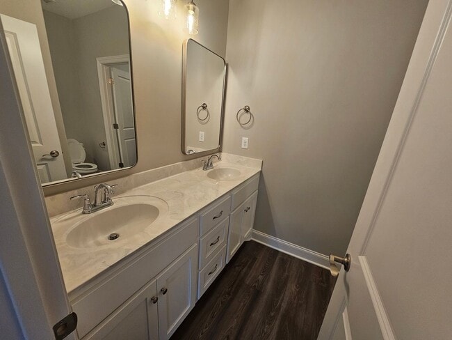 Building Photo - LUXURY TOWNHOME  IN THE CENTER OF MANCHESTER!