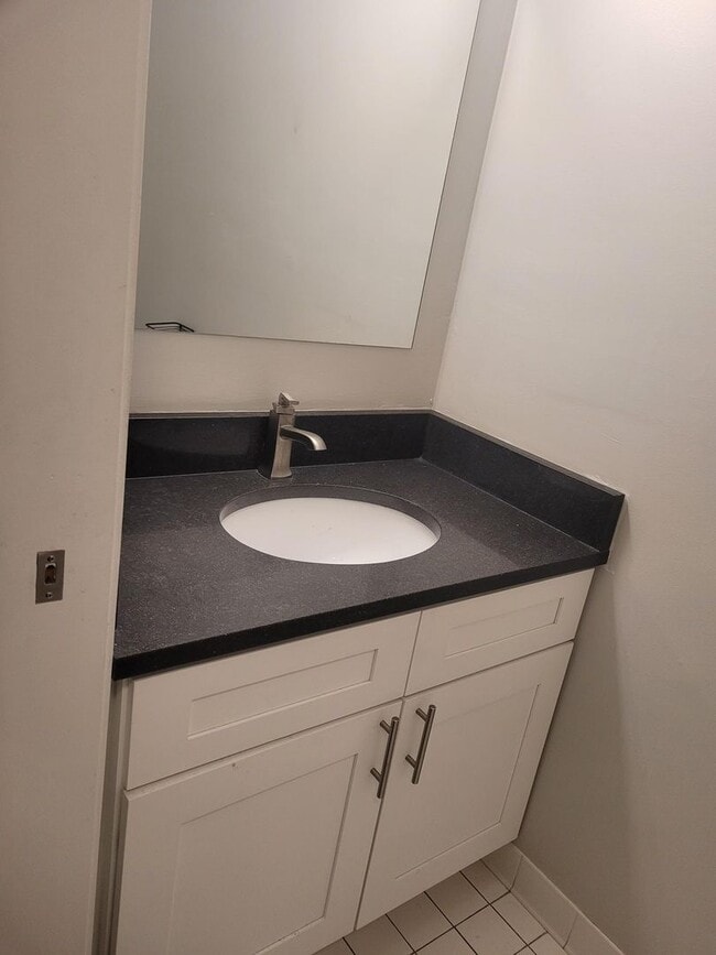 Building Photo - 2 Bedroom 1.5 Bath Berkley Townhouse