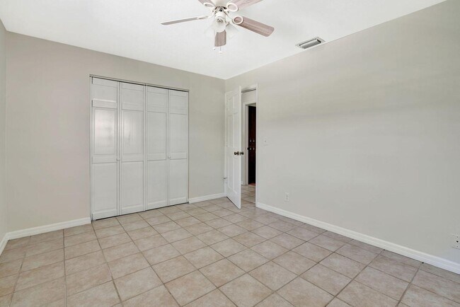 Building Photo - 8968 SE Pine Cone Ln