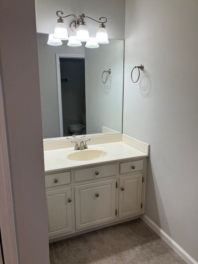 Building Photo - End Unit Townhome in the Villages of Brentwood