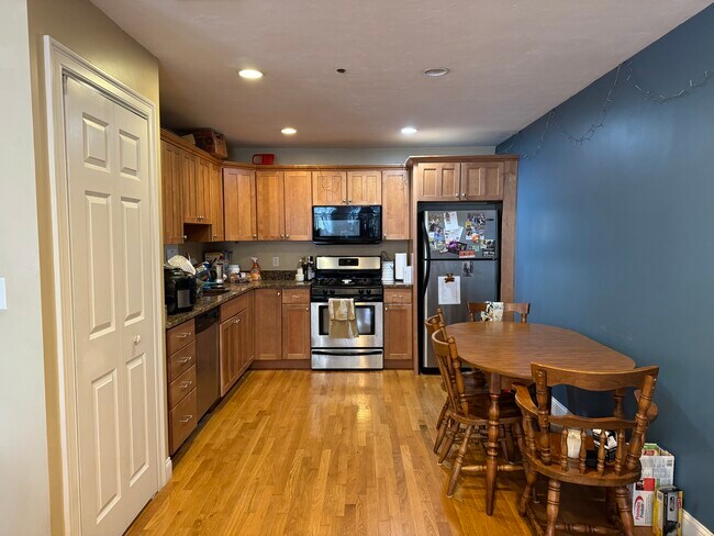 Building Photo - 204 Marion St