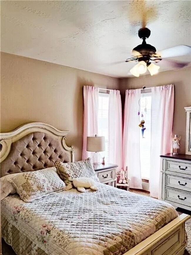 Building Photo - Spacious Home - Storm Shelter - Edmond Sch...