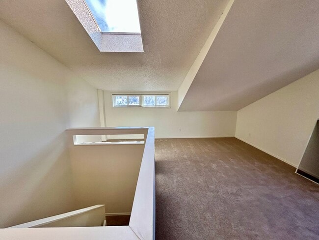 Building Photo - SHORT TERM RENTAL! 3Br/2Ba Condo in the Heart of Boulder