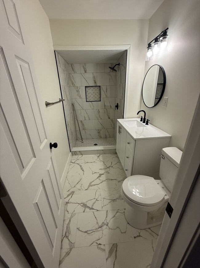 Building Photo - 501 Lincoln St