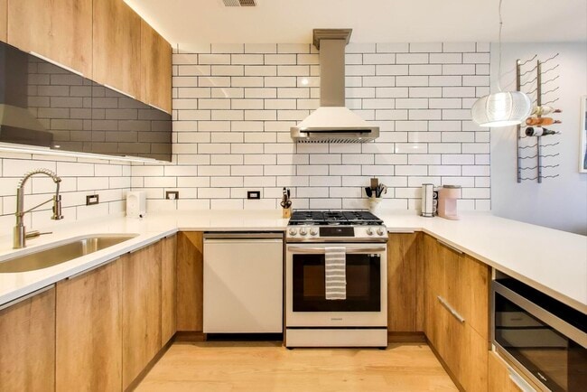 Building Photo - 3320 N Narragansett Ave